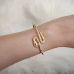جزئیات نگین کاری و چشم سبز زمردی بنگل طرح مار طلایی