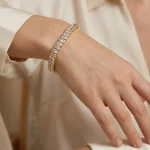 ست کردن دستبند تنیسی نگین باگت طلایی روی مچ دست زنانه BR109