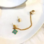 نمای نزدیک از جزئیات گل رنگی و زنجیرهای گوشواره ایرکاف ER104