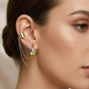 نحوه قرارگیری گوشواره ایرکاف زنجیری طرح گل روی گوش و استایل آن ER107