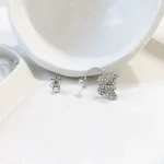 نمای نزدیک از نگین های درخشان گوشواره ایرکاف طرح پروانه ER109