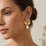نحوه قرارگیری گوشواره گل و مروارید کد ER112 روی گوش