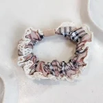 اسکرانچی چهارخانه دانتل دار کرم کد SC101 (عکس واقعی محصول )